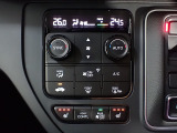 運転席からも手が届きやすく、操作しやすい空調コントロールパネル。オートエアコンなので操作の煩わしさが無くオールシーズン快適にドライブできます。快適空間で運転に集中できますね。
