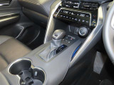 誤操作の少ないゲート式シフトレバーを装備しております。
