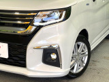 【LEDヘッドライト】悪天候や夜間走行時も良好な視界を確保し安心して運転できる高輝度LEDヘッドライトを装備!点灯速度が早く、消費電力も抑えられています。