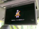 【14型有機ELフリップダウン】三列目からでも迫力のエンタメが観れる大画面フリップダウン。有機ELのモニターでは、一般的なフリップダウンよりも高コントラストでキレイな映像を楽しめます。