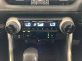 オートエアコンなので車内で快適に過ごせます。