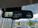 車の周囲360&deg;の映像をミラーに映せるので、狭い道でも安心