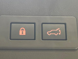 【パワーバックドア】スマートキーや運転席のボタンを押すだけでリアゲートが自動で開閉します!荷物を持っている時や、高い位置にあるバックドアを閉める際に便利な機能です♪