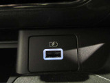 USB充電専用電源ソケットも付いています。モバイル機器などの充電専用