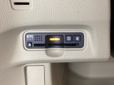 ハンドルの左下にETCがついています。高速道路の料金所の通過も楽々です。カードの取り出しもしやすい場所についています。