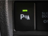 コーナーセンサーを装備。障害物までの距離に応じて警告音を変えてお知らせ。縦列駐車時や駐車場・車庫等での取り回しをサポートします。詳細は販売店スタッフまでお尋ね下さい。