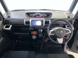 運転席周りのレイアウトをご覧ください。ナビゲーションが綺麗に装着されすっきり収まってますね!