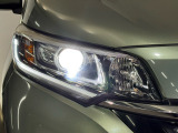 【LEDヘッドライト&アクティブコーナリングライト】省電力なLEDヘッドライトにプラスして、交差点などで進行方向の内側を照らすアクティブコーナリングライトを装備しております。