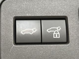 【パワーバックドア】スマートキーや運転席のボタンを押すだけでリアゲートが自動で開閉します!荷物を持っている時や、高い位置にあるバックドアを閉める際に便利な機能です♪