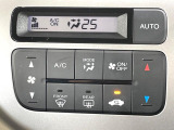 【オートエアコン】一度お好みの温度に設定すれば、車内の温度を検知し風量や温度を自動で調整。暑い&hellip;寒い&hellip;と何度もスイッチ操作をする必要はありません。快適な車内空間には必須の機能ですね♪