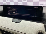 【マツダコネクト】  オーディオ操作、車両装備、ナビ案内など、統合的にモニターできる見やすいサイズのディスプレイです。