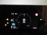 素早く車の情報が読み取れる視認性に優れたシンプルなデザインのメ-タ-パネルです