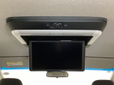 天井にリア席モニターが付いています。ナビゲーションで再生しているDVD等の映像を、後部座席の方にご覧いただくことができます。お子様にも大人気です。