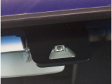 ステレオカメラとソナーセンサーが歩行者や先行車、障害物などのさまざまな情報を的確に捉え、運転者に注意を促したり、緊急ブレーキを作動。多彩な安全機能があなたのドライブをアシストするスマートアシスト付です