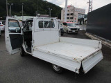 三方開きのバックドアなので、狭いスペースでも荷物の乗せ降ろしができてとっても便利ですよ!