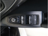 運転席には、ドアミラーの開閉および角度調整、集中ドアロック機能、さらには全ウィンドーの開閉操作を可能にするスイッチが一つに集約。運転中でもスムーズかつ効率的に操作でき、安全性と快適性に役立っています。