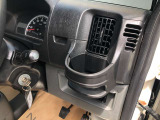 運転席・助手席それぞれに専用のドリンクホルダー。エアコンの送風を利用しての温度keepも可能です
