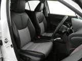 高いホールド性で運転姿勢が安定します。長距離ドライブでも疲れにくいのが魅力です。快適なドライビングライフをお送りください♪