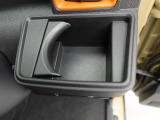 カップホルダーは運転席や助手席からちょうど手の届く位置です!!
