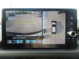 リバースギア連動のバックカメラが付いています。画面に鮮やかに写りますので夜間や雨の日も安心してバックできますね。人気装備の一つです。