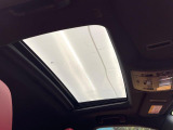 【サンルーフ】開放感たっぷりの希少装備、サンルーフが装着されています!車内に明かりを取り入れたり景色を楽しむ以外にも、車内の空気も簡単に換気できて快適です!