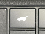 【パワーバックドア】スマートキーや運転席のボタンを押すだけでリアゲートが自動で開閉します!荷物を持っている時や、高い位置にあるバックドアを閉める際に便利な機能です♪