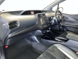運転席周りのレイアウトをご覧ください。ナビゲーションが綺麗に装着されすっきり収まってますね!