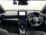シンプルながら機能性あふれる運転席廻りです。視界性もよく、運転しやすいですよ。