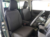 【清潔感のある運転席&助手席】隅々までクリーニングの行き届いた運転席&助手席。目立ったシミや汚れ等もございません。快適なドライブをどうぞ。
