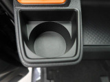 カップホルダーは運転席や助手席からちょうど手の届く位置です!!