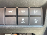 運転席右側に衝突軽減ブレーキ【CMBS】のスイッチや電動リアゲートのスイッチ等がついています。