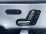 【メモリー付パワーシート】様々な体型の乗員に合わせたきめ細かいシート調整が可能になってます。3名分のメモリー可能は他の乗員が座った時にもスイッチ操作ひとつで好みのシートポジションを呼び出せます。