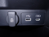運転席からも手が届きやすく、操作しやすい空調コントロールパネル。オートエアコンなので操作の煩わしさが無くオールシーズン快適にドライブできます。快適空間で運転に集中できますね。