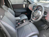 【運転席シート】人間工学に基づき形成した形状が長時間のドライブ疲労も軽減します。すべての走りを特別な出来事に変える様に設計されています。