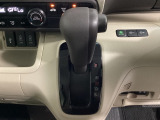 CVT車のセレクトレバーです。低速から高速まで、変速ショックのないスムーズな走りを実現するとともに、エンジン効率のよい領域を維持することで燃費にも貢献します。