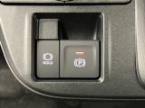 【電動パーキングブレーキ+オートブレーキホールド機能】 指先だけで簡単に操作が可能なパーキングブレーキ、スイッチを押すとブレーキペダルから足を離してもブレーキを保持できるオートブレーキホールド搭載