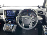 運転席まわりです。 各操作スイッチは使いやすい位置に配置されてます。