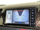 パノラミックビューモニターを装備。駐車場や交差点でクルマを真上から見るように周囲を確認できます。機能の詳細は販売店スタッフまでおたずねください。