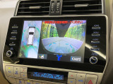 【パノラミックビューモニター】専用のカメラにより、上から見下ろしたような視点で360度クルマの周囲を確認することができます☆死角部分も確認しやすく、狭い場所での切り返しや駐車もスムーズに行えます。