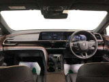 ディスプレイや操作スイッチを水平に集約、運転中の視線移動や動作を最小化できるようなレイアウトになっています。ドライバーは運転に集中でき、一緒に乗る方は心地よく移動を楽しめる空間となっています。