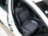 程よい硬さとホールド性が高いシートで長時間運転も快適です。