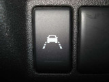 車線逸脱警報は、走行車線から逸脱しそうな場合にメーター内の警告灯とブザーで危険回避を知らせてくれる安全機能です♪