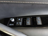 パワーウィンドウスイッチで運転席から全席の窓の開閉ができます。