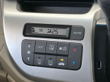 【オートエアコン】一度お好みの温度に設定すれば、車内の温度を検知し風量や温度を自動で調整。暑い&hellip;寒い&hellip;と何度もスイッチ操作をする必要はありません。快適な車内空間には必須の機能ですね♪