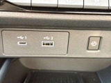 USB端子がタイプAとタイプCの二種類付いています!機器の充電だけではなく、ナビに接続することも可能なので、ポータブルオーディオなどを充電しつつ音楽を楽しんでいただくことも可能です。