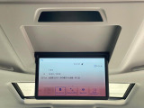 【13.3型フリップダウン】三列目からでも迫力のエンタメが観れる大画面フリップダウン。有機ELのモニターでは、一般的なフリップダウンよりも高コントラストでキレイな映像を楽しめます。