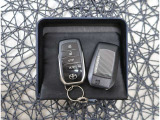 【スマートキー】キーをバッグやポケットに入れたままでもドアロックの開閉が出来るほか、エンジンキーを挿さなくてもエンジンスタートストップが出来ます。