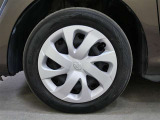 タイヤサイズは185/60R15です。ホイールは樹脂不サイズキャップのスティールになります。