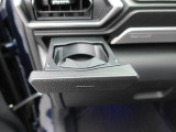 カップホルダーは運転席や助手席からちょうど手の届く位置です!!