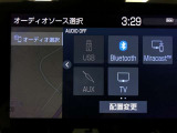 ラジオ、フルセグテレビ、CD再生、DVD再生、SD再生(音楽/動画)、SD録音(別途SDカードが必要です)、Bluetoothオーディオが使用可能です。機能の詳細は、展示店舗までお尋ねください。